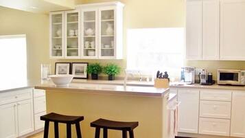 雪櫃、微波爐、焗爐、爐具