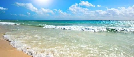 På stranden