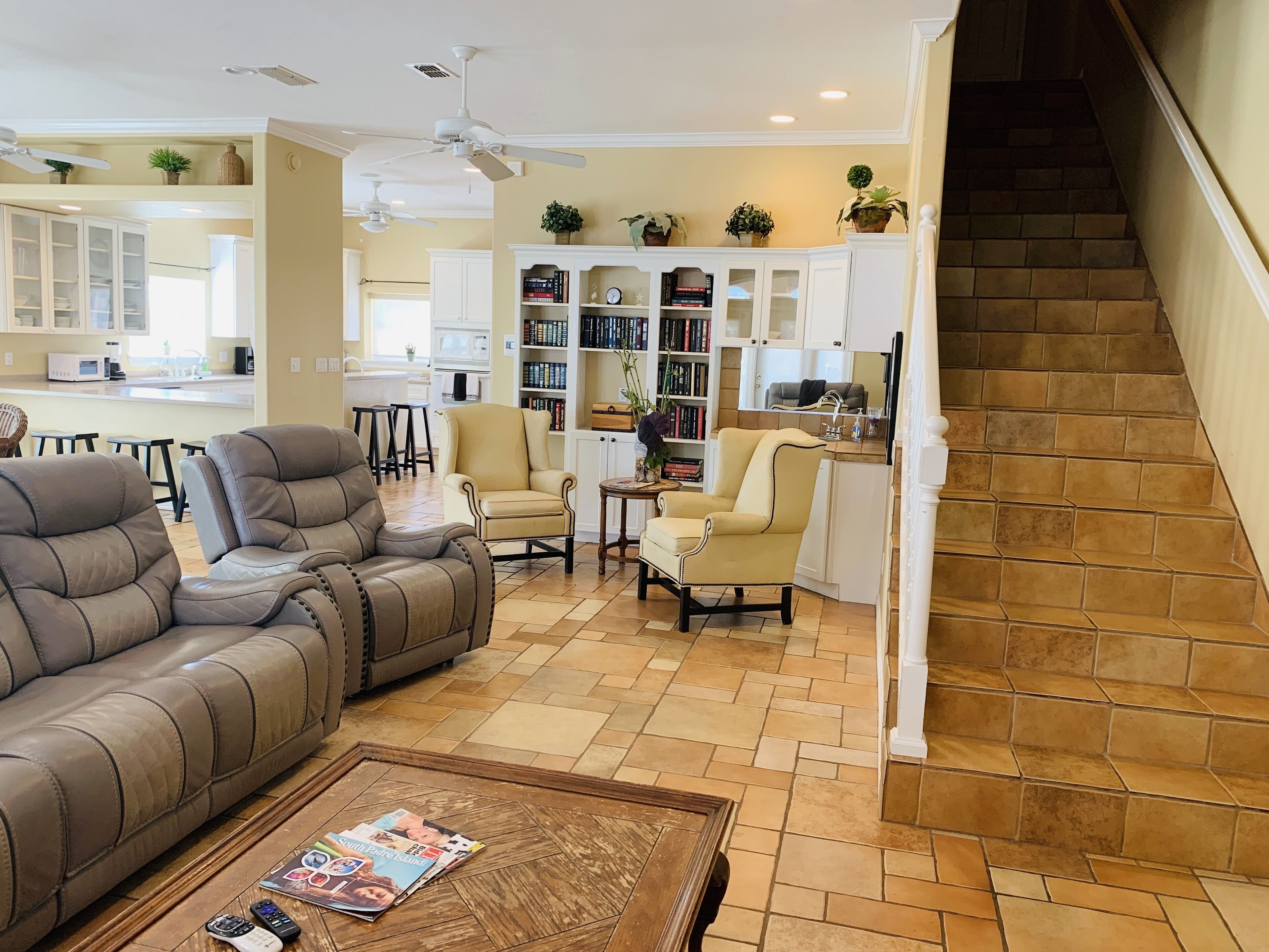 TV connectée, jeux vidéo, lecteur de DVD, livres