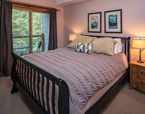 2 bedrooms, iron/ironing board, WiFi, bed sheets - Bright corner suite, spacious layout! (Rossland)