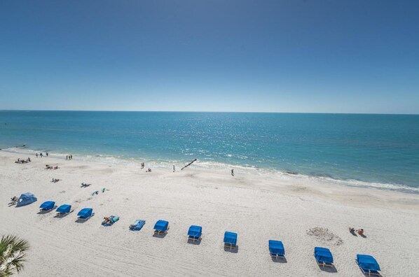 Plage, chaises longues, serviettes de plage