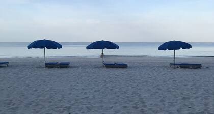 Upea ranta edessä lahdella ja merinäköalalla ~ Las Brisas 506