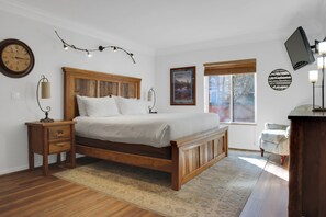 3 bedrooms, iron/ironing board, free WiFi, bed sheets - Managed by Park City Lodging-Main St. Area Condo on Free Shuttle/ Walk to Lift (Park City)