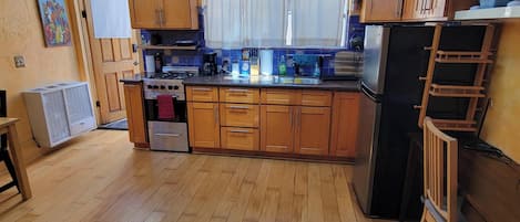 Refrigerador, microondas, horno y parrilla de estufa