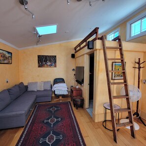 Smart TV, books, stereo