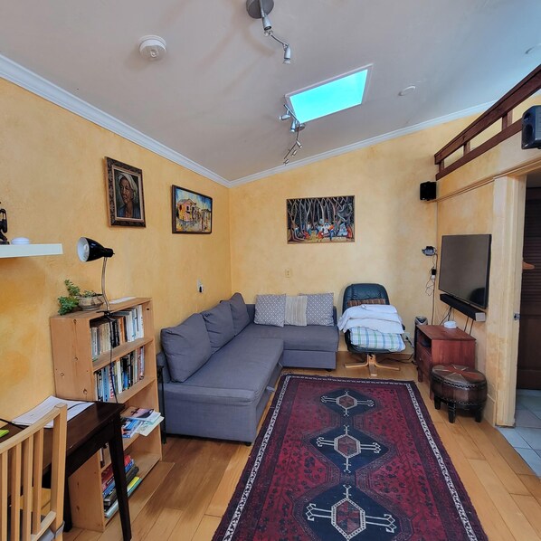 Smart TV, books, stereo