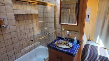 Combined shower/tub, hair dryer, towels