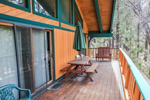Outdoor dining - Summit Adventure - Walk to Snow Summit, Game Room, Pool Table, BBQ (Big Bear Lake)
