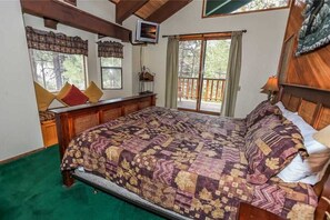 3 bedrooms, free WiFi, bed sheets - Summit Adventure - Walk to Snow Summit, Game Room, Pool Table, BBQ (Big Bear Lake)