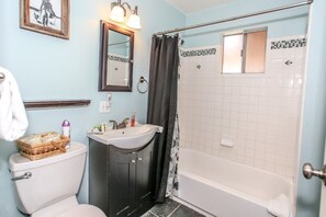 Combined shower/tub, hair dryer, towels - Rincon Cabin - Walk to Lake, Hot Tub, Pet Friendly, Fenced Yard (Big Bear Lake)