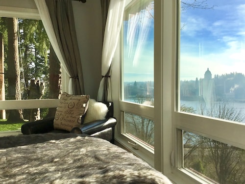  Stunning views of the Capitol Building, Capitol Lake, and Mt Rainier!