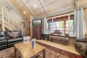 Fernseher, Kamin, DVD-Player, Tischfußball