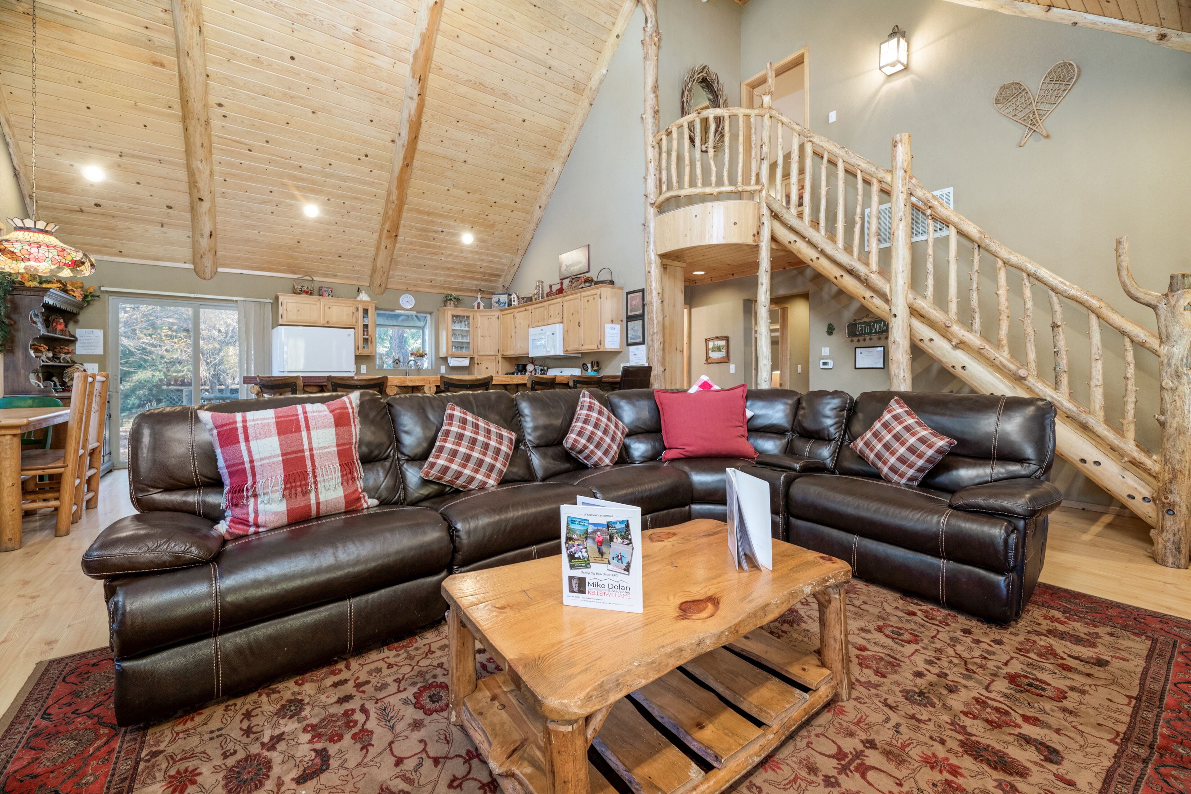 Televisión, chimenea, reproductor de DVD y futbolito 