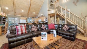 Televisión, chimenea, reproductor de DVD y futbolito