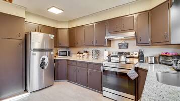 Fridge, microwave, stovetop, dishwasher