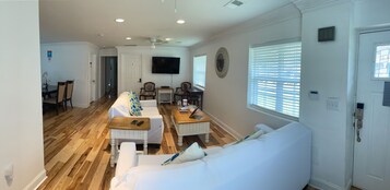 Casa tradicional, 3 habitaciones | Zona de estar | Una televisión de pantalla plana