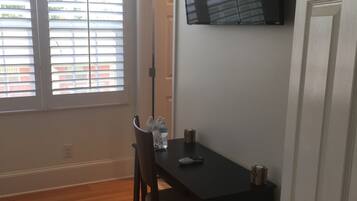 Comfort Room, 1 Queen Bed | Premium bedding, iron/ironing board, free WiFi, bed sheets