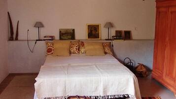 3 bedrooms, desk, iron/ironing board, travel crib