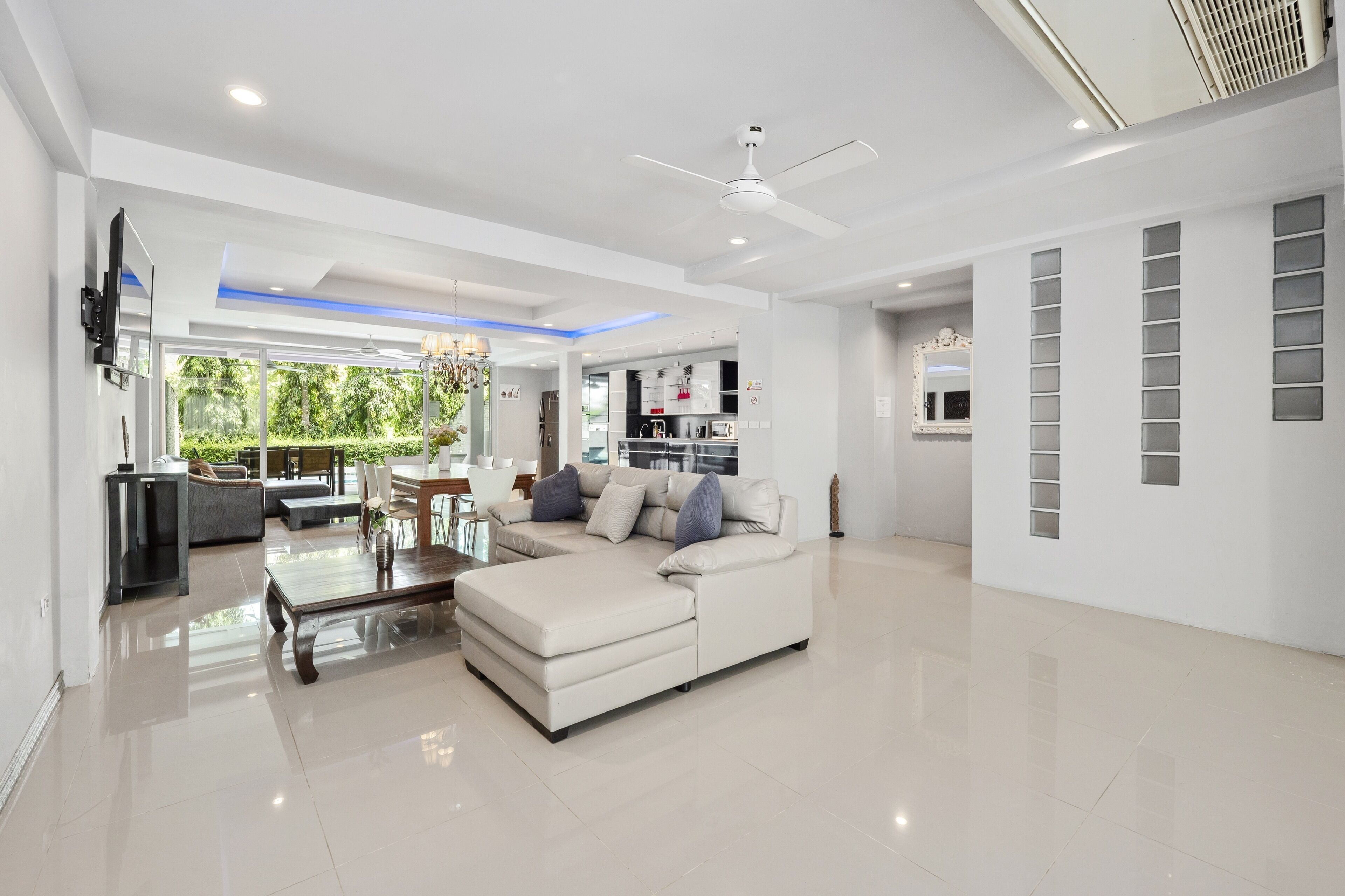 家庭联排别墅, 5 间卧室, 高尔夫景观 | 起居区 | 60-英寸纯平电视 （配备数码频道）、电视