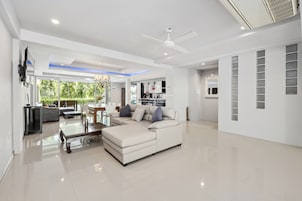 Family Townhome, 5 Bedrooms, Golf View | Living area