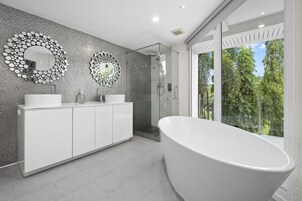 Maison en rangée familiale | Salle de bain | Baignoire profonde, douche cascade, séchoir à cheveux