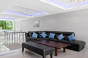豪華聯排別墅, 5 間臥室, 高球場景 | 客廳 | 60 吋平面電視連數碼電視頻道、電視