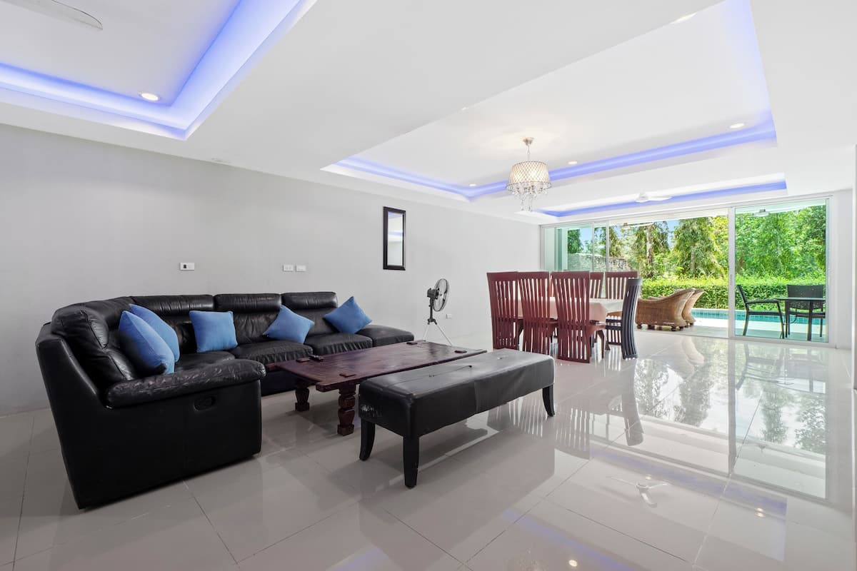 Deluxe Townhome, 5 Bedrooms, Golf View | Living area | 60-inch flat-screen TV with digital channels, TV
