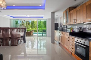 Deluxe Townhome, 5 Bedrooms, Golf View | Private kitchen | Fridge, microwave, oven, stovetop