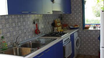 Fridge, oven, stovetop, coffee/tea maker