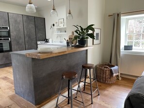 Kjøleskap, mikrobølgeovn, ovn og kokeplater