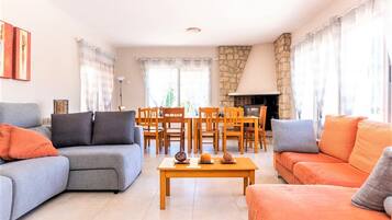 Een smart-tv, een open haard, een dvd-speler en boeken