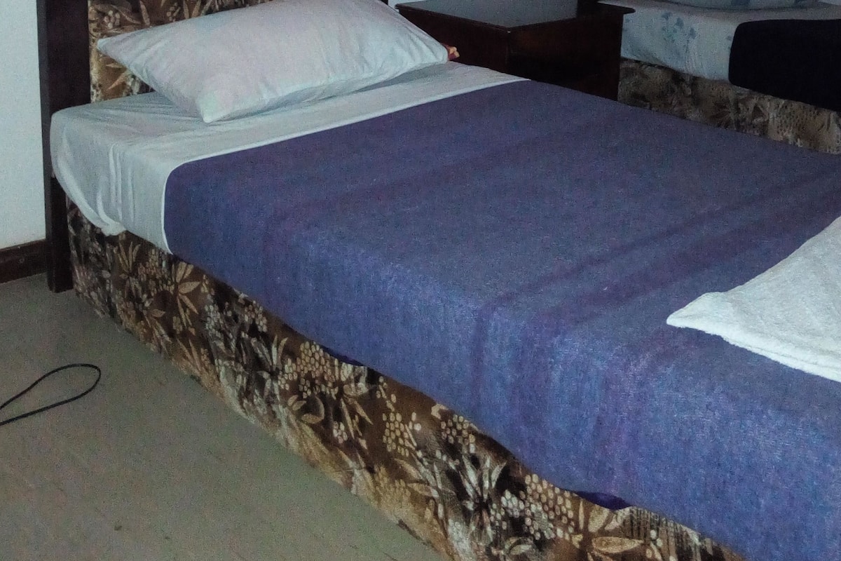 Standard Twin Room, Garden View | Peralatan tempat tidur premium, bar mini, peti besi dalam bilik, meja