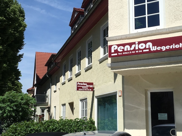 A building with a sign for 'Pension Wegerich' and a phone number. - Pension Wegerich (Erfurt)