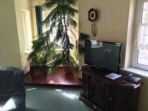 套房 | 起居区 | 32-英寸纯平电视 （配备有线频道）、电视