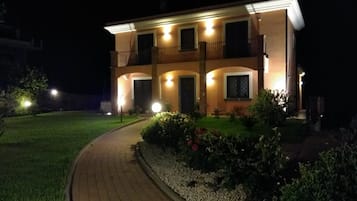 Façade de lâhĂ©bergement - soirĂ©e/nuit