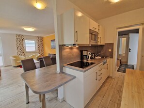 Kühlschrank, Mikrowelle, Ofen, Geschirrspüler