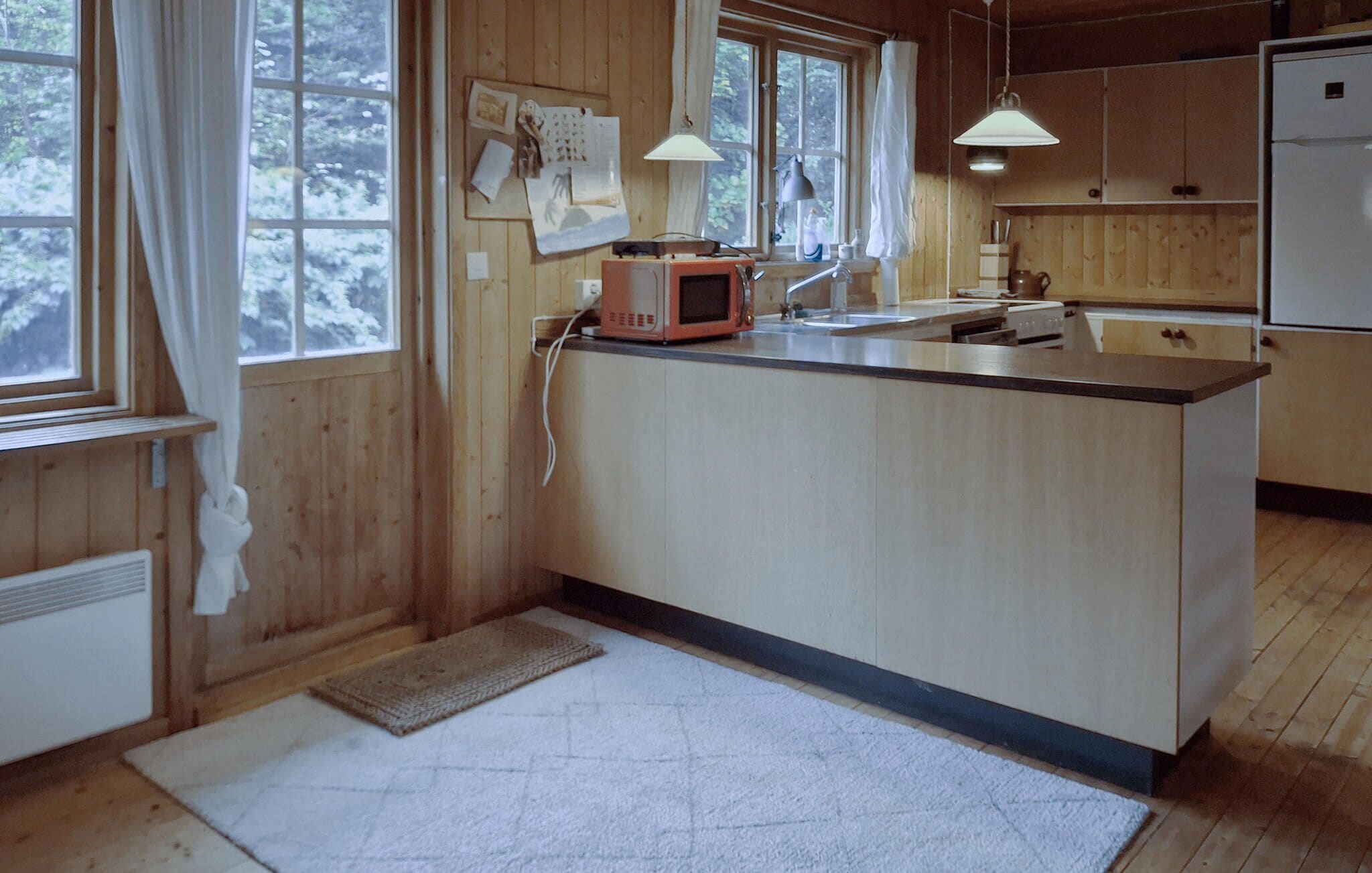 Køleskab, kogeplade, opvaskemaskine, kaffe-/temaskine