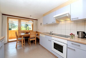 Kjøleskap, ovn, oppvaskmaskin og brødrister