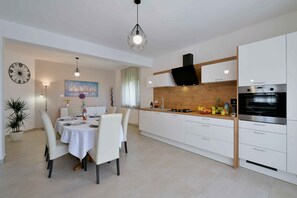 Dining - Holiday home mit Pool und Klimaanlage (Galižana)