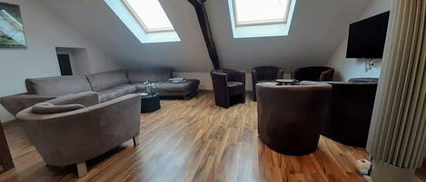 Smart-TV, Kamin, Bücher