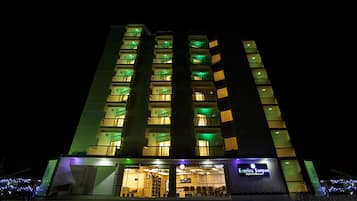Voorkant accommodatie - avond/nacht