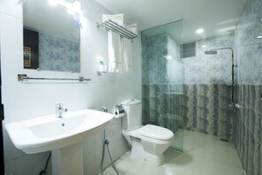 Shower, free toiletries, towels - Exotica Sampan (Cox's Bazar)