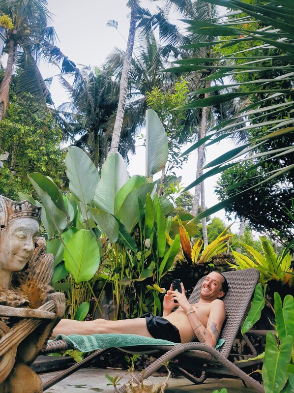 Outdoor pool, pool loungers - Nirwa Ubud Karma (Ubud)