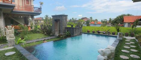 Piscina externa, espreguiçadeiras