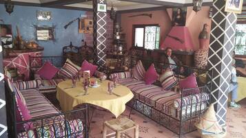 Breakfast, lunch, dinner served; local and international cuisine