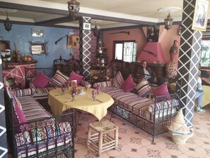 Se sirven desayunos, almuerzos, cenas y cocina local e internacional