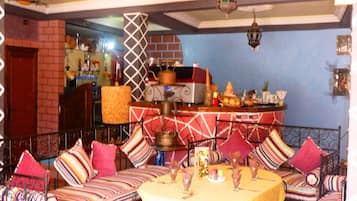 Se sirven desayunos, almuerzos, cenas y cocina local e internacional