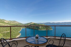 Outdoor dining - Holiday villa with a beautiful panoramic sea view (Opuzen)