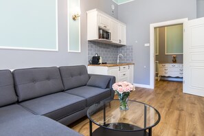 Apartamento exclusivo, 2 quartos, sacada, vista para o jardim | Sala de estar | TV de tela plana
