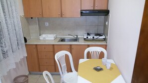 Căn hộ dành cho gia đình, 2 phòng ngủ | Bếp nhỏ riêng | Tủ lạnh, bếp nấu, dụng cụ nấu nướng/bát dĩa/dao nĩa 